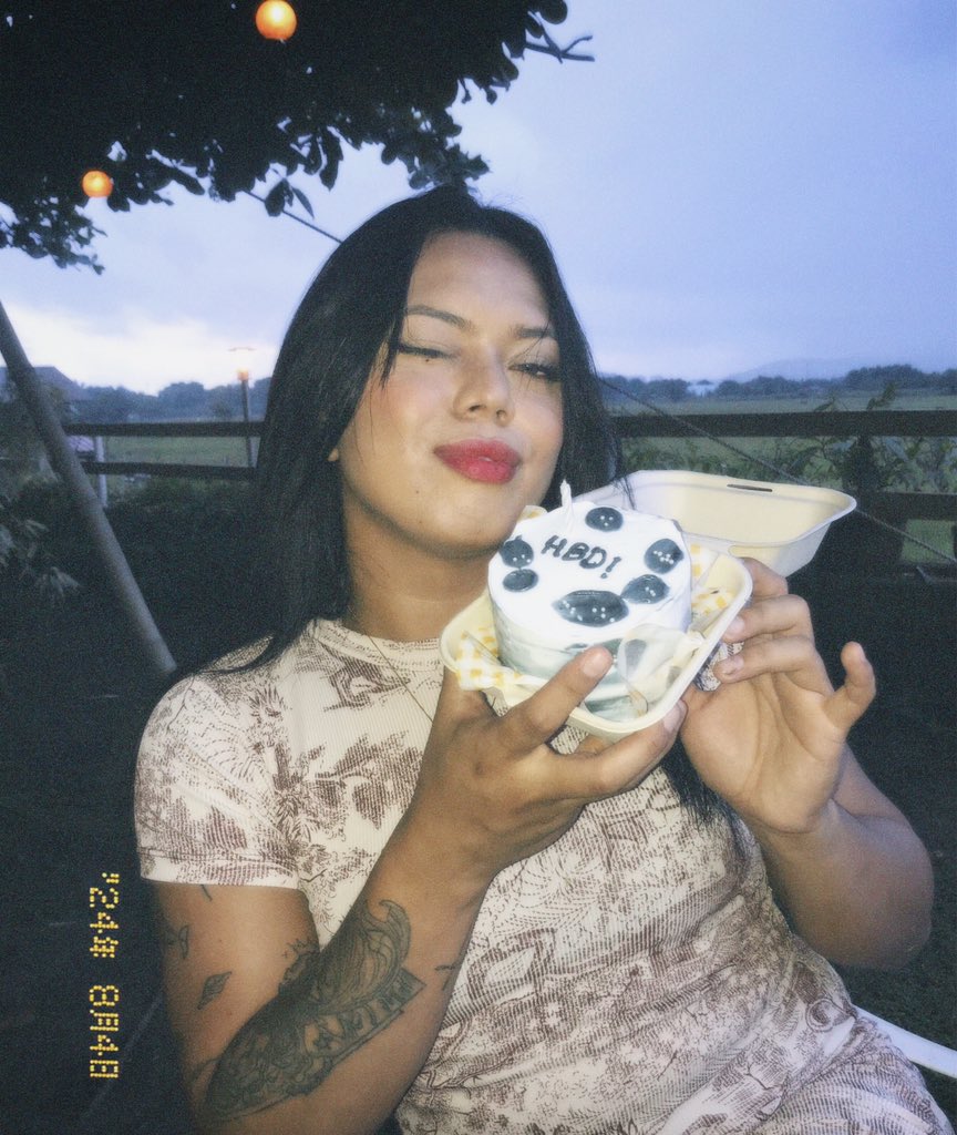 Gokou0's tweet photo. Cheers to 24 years of pure awesomeness 🥂✨ https://t.co/spaZr0CShJ