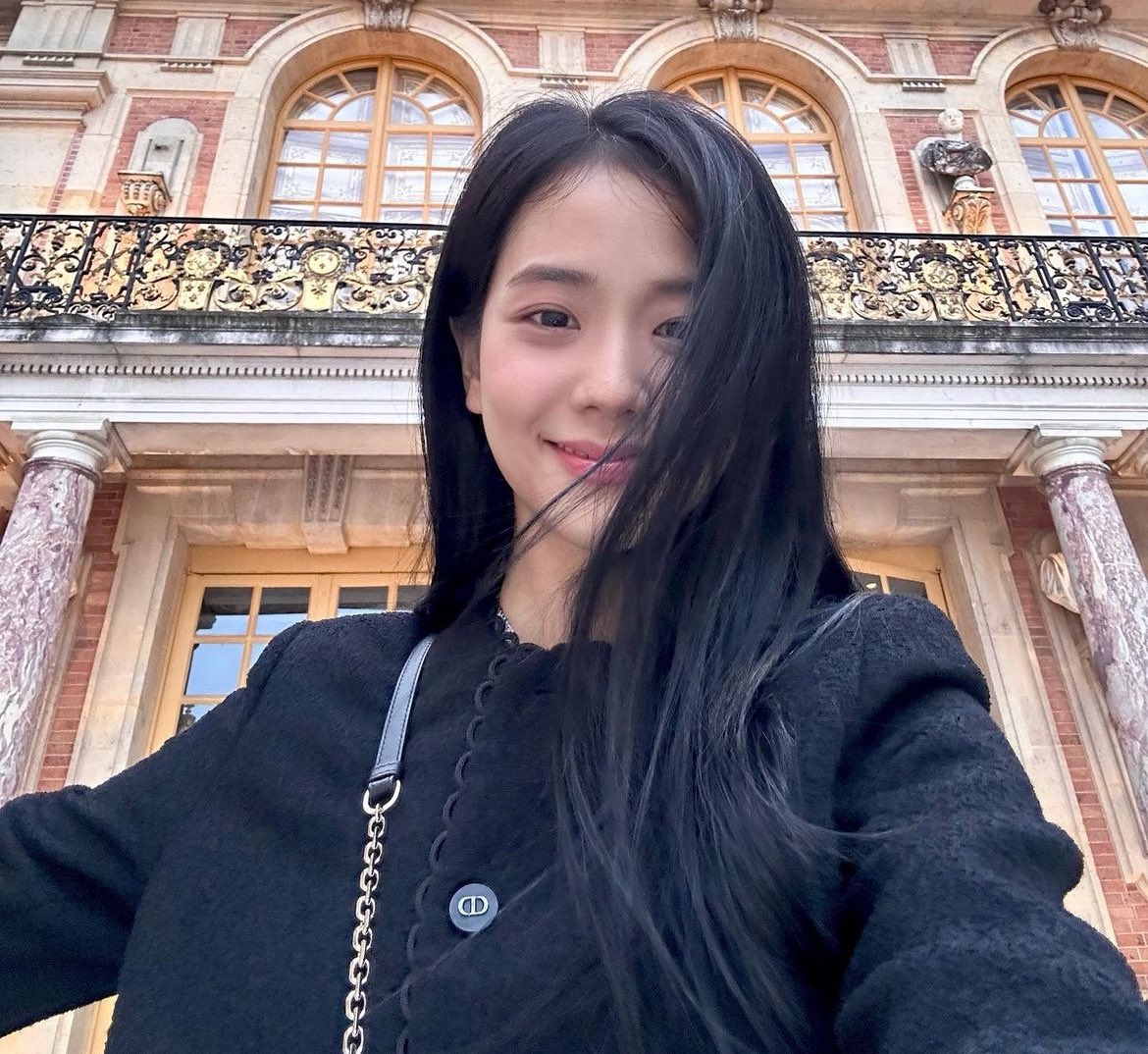 jisoogaIIery's tweet photo. jisoo in versailles https://t.co/WDrHAcU9qT