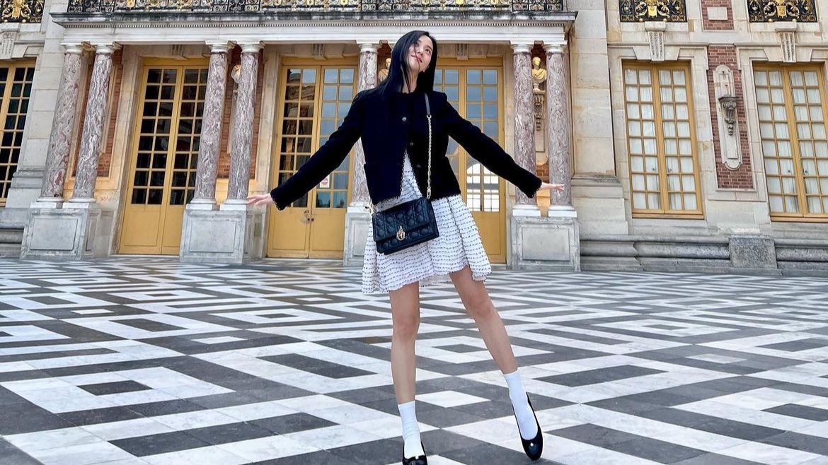 jisoogaIIery's tweet photo. jisoo in versailles https://t.co/WDrHAcU9qT