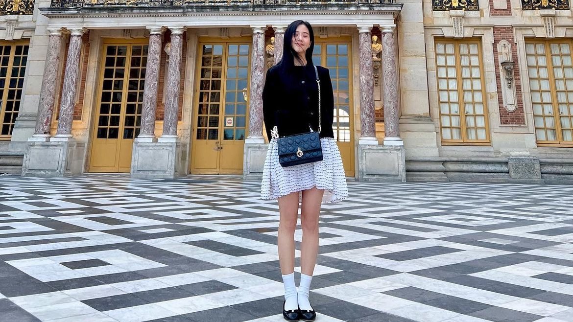jisoogaIIery's tweet photo. jisoo in versailles https://t.co/WDrHAcU9qT