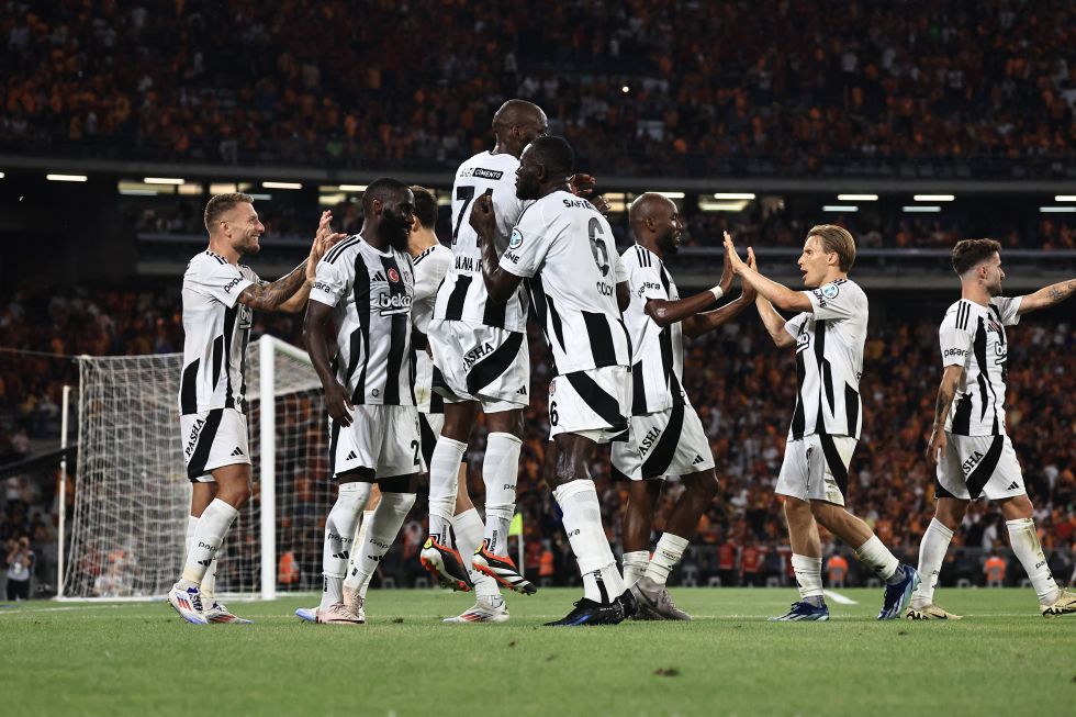 HaberKartali's tweet photo. Avrupa basınında ezici galibiyetin başlıkları.

🇪🇸 AS: "Beşiktaş, Galatasaray'a ezici bir darbe indirdi."
🇪🇸 Mundo Deportivo: "Beşiktaş ve Immobile, Galatasaray'ı küçük düşürdü."
🇩🇪 Kicker: "Türk futbolunda inanılmaz sezon başlangıcı."
🇳🇱 FcUpdate: "Van Bronckhorst sansasyon yarattı."
🇳🇱 Voetbalzone: "Beşiktaş, Galatasaray'ı küçük düşürdü."
🇮🇹 La Gazzetta dello Sport: "Immobile, 5-0'lık maçın baş kahramanıydı."
🇮🇹 TuttoNapoli: "Rüya gibi başlangıç, Immobile rekor kırdı."
🇵🇹 NOS: "Beşiktaş, ezeli rakibi Galatasaray'ı küçük düşürdü."