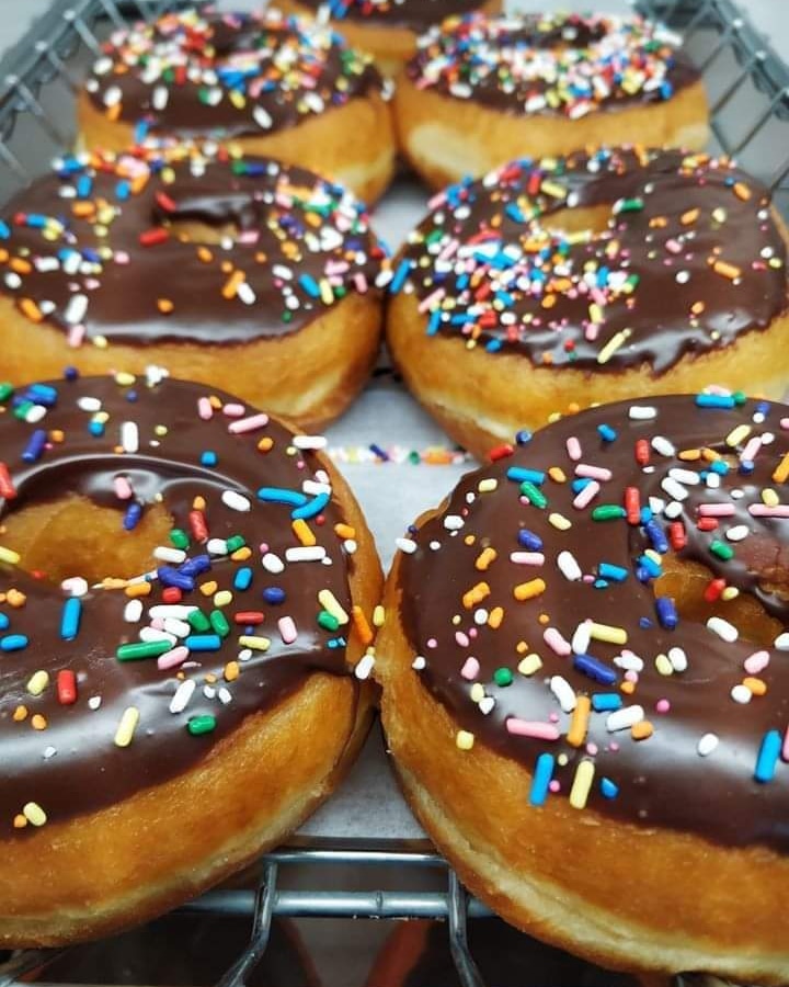 DippinDonutsCNY's tweet photo. Make Sunday a Fun Day for your family with Dippin Chocolate Frosted Donuts with Rainbow Sprinkles! These are Dippin Kids absolute favorites, so bring home a box of delicious Dippin #Donuts today! https://t.co/XW0IDgN7n9