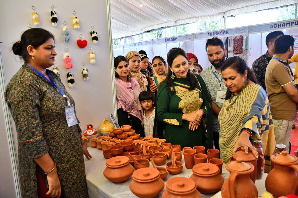 JK_NRLM's tweet photo. Dr. Rashmi Singh,IAS, Commissioner Secretary H&amp;P, graced SARAS 3.0 with her presence, inspiring SHG women nationwide with her heartfelt encouragement.She remarked that through these events, valuable cultural exchange &amp;meaningful sharing of business ideas,help women learn&amp; excel. https://t.co/Eds4Sbh1hW
