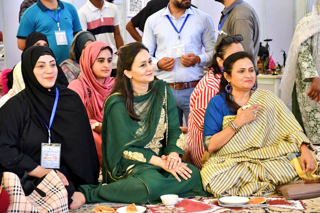 JK_NRLM's tweet photo. Dr. Rashmi Singh,IAS, Commissioner Secretary H&amp;P, graced SARAS 3.0 with her presence, inspiring SHG women nationwide with her heartfelt encouragement.She remarked that through these events, valuable cultural exchange &amp;meaningful sharing of business ideas,help women learn&amp; excel. https://t.co/Eds4Sbh1hW