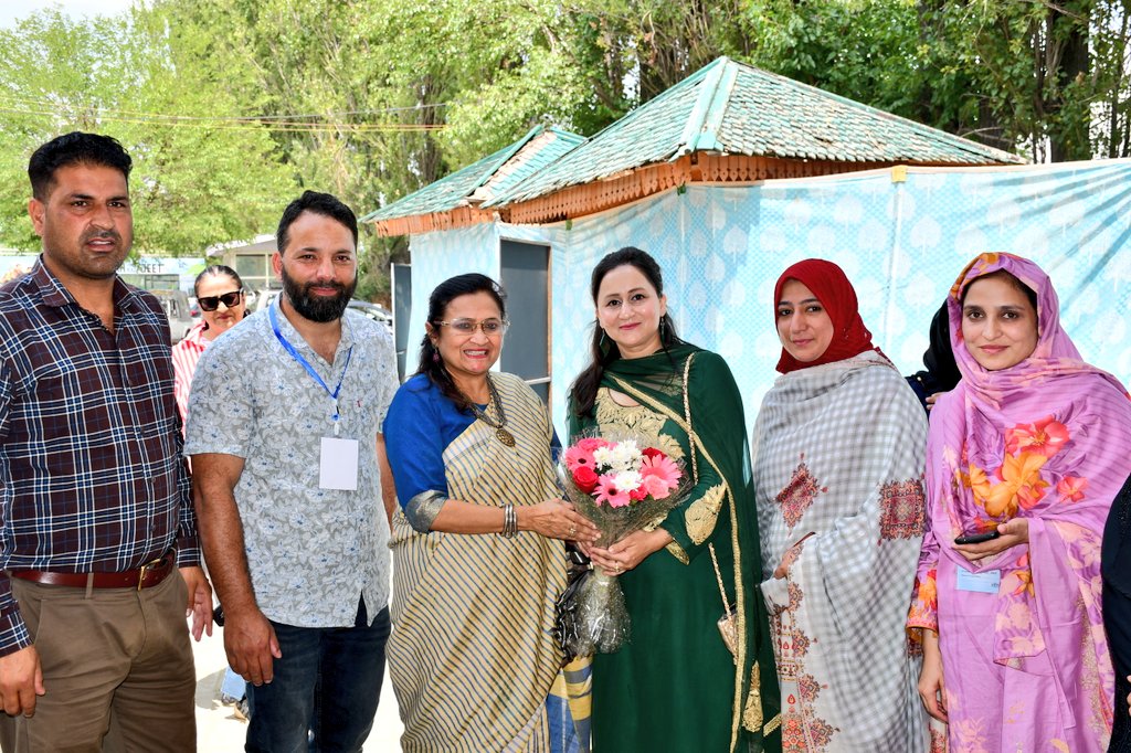JK_NRLM's tweet photo. Dr. Rashmi Singh,IAS, Commissioner Secretary H&amp;P, graced SARAS 3.0 with her presence, inspiring SHG women nationwide with her heartfelt encouragement.She remarked that through these events, valuable cultural exchange &amp;meaningful sharing of business ideas,help women learn&amp; excel. https://t.co/Eds4Sbh1hW