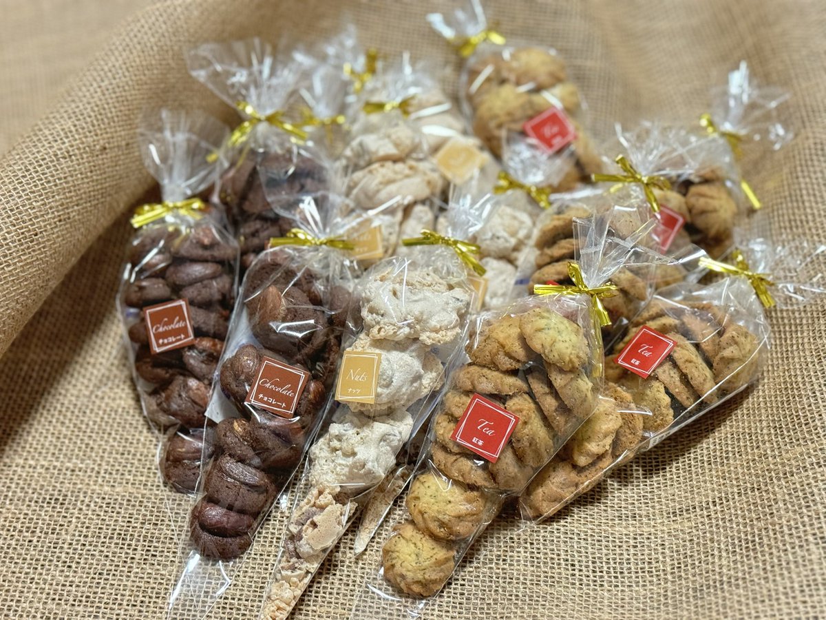 sherry91675464's tweet photo. これは今日作ったクッキー🍪
チョコ×アーモンド
メレンゲ×ナッツ
ほろほろ紅茶
の３種作りました✨
前から作りたかった三角袋で包装してみた🎁

#お菓子作り #お菓子作り好きな人と繋がりたい #コッタ  #ケーキ作り #ケーキ　#お菓子  #お菓子作り記録 #お菓子作り記録 #cotta #富澤商店 #tomiz https://t.co/0TAe7DQznz