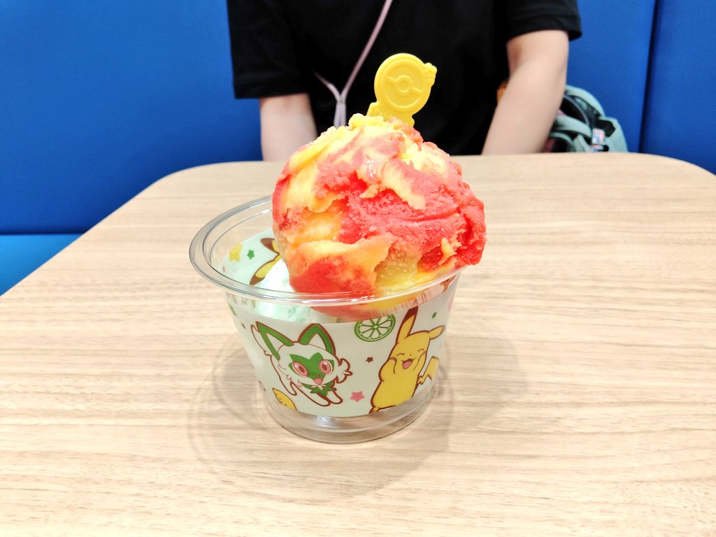 tomatojj9's tweet photo. バスキン・ロビンスでピカチュウとホゲータのアイスからのポケセン出張店舗で買い物。念願の「ぽにお〜」のハンカチ手に入れたし（てか、フチがかわいすぎないか！？）、プチ缶コレはしっかり推しのナンジャモ引き当てるし、今日はとても気分がいいです〜 https://t.co/m0idBJR47c