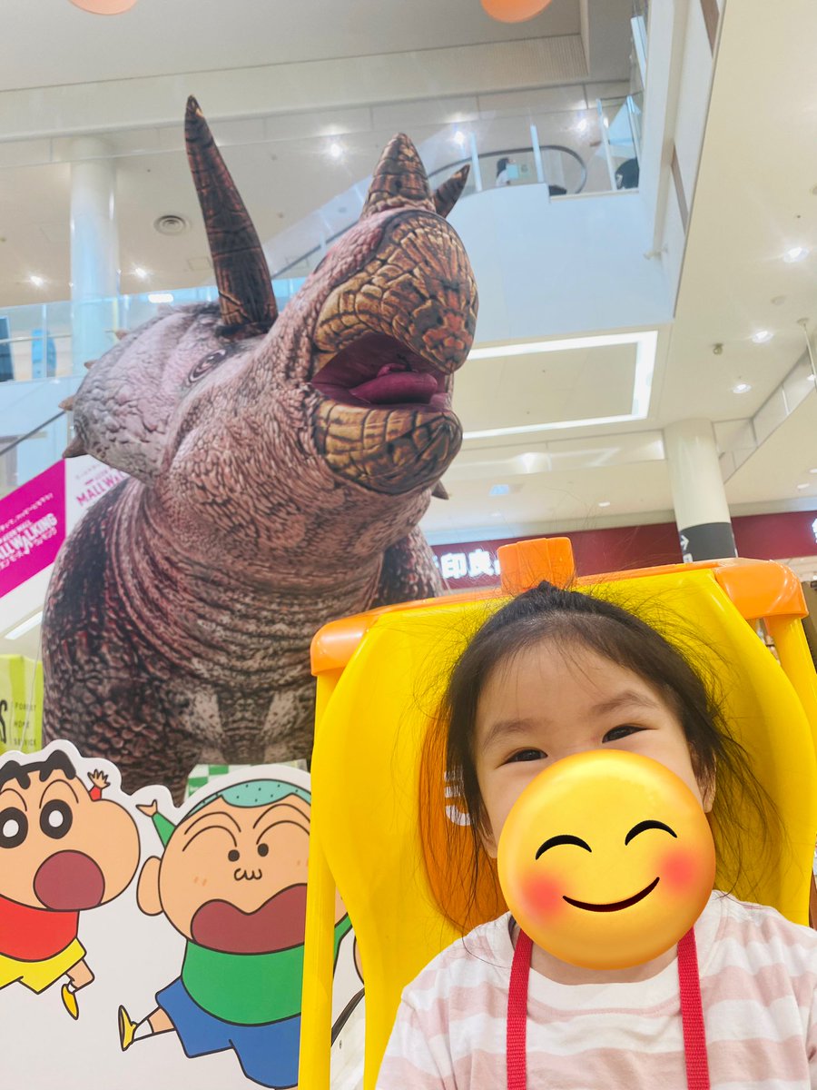 kaede516's tweet photo. 大好きなトリケラトプスと写真撮れてニコニコな娘☺️ https://t.co/MFHyfXTgCF