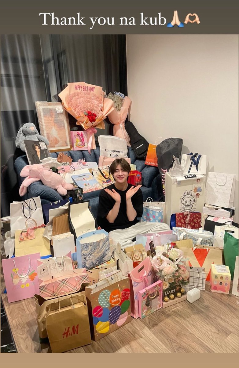 yua_lizard's tweet photo. たくさんの笑顔とプレゼントに囲まれて幸せな日だったね☺️
来年も再来年もその次も幸せなお誕生日を迎えられますように🎁🎀
 #24thFirstoneBDProject https://t.co/VZDyds4WY5