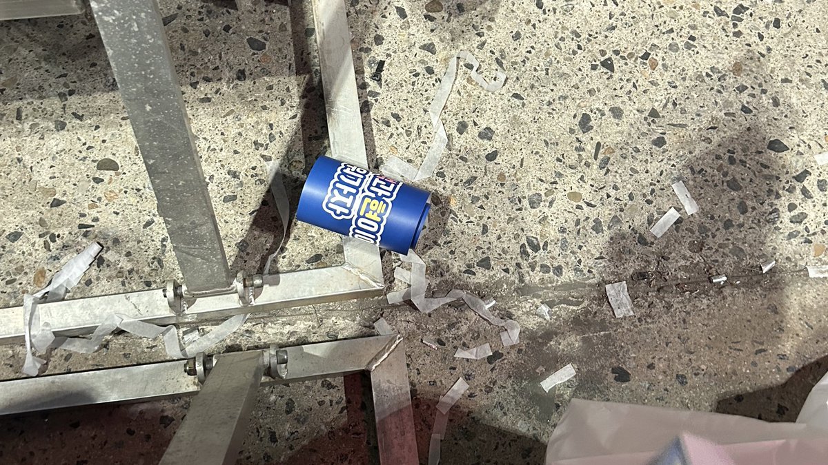 아진심
볼 때마다 웃김...
힘없이날라간슬로건...