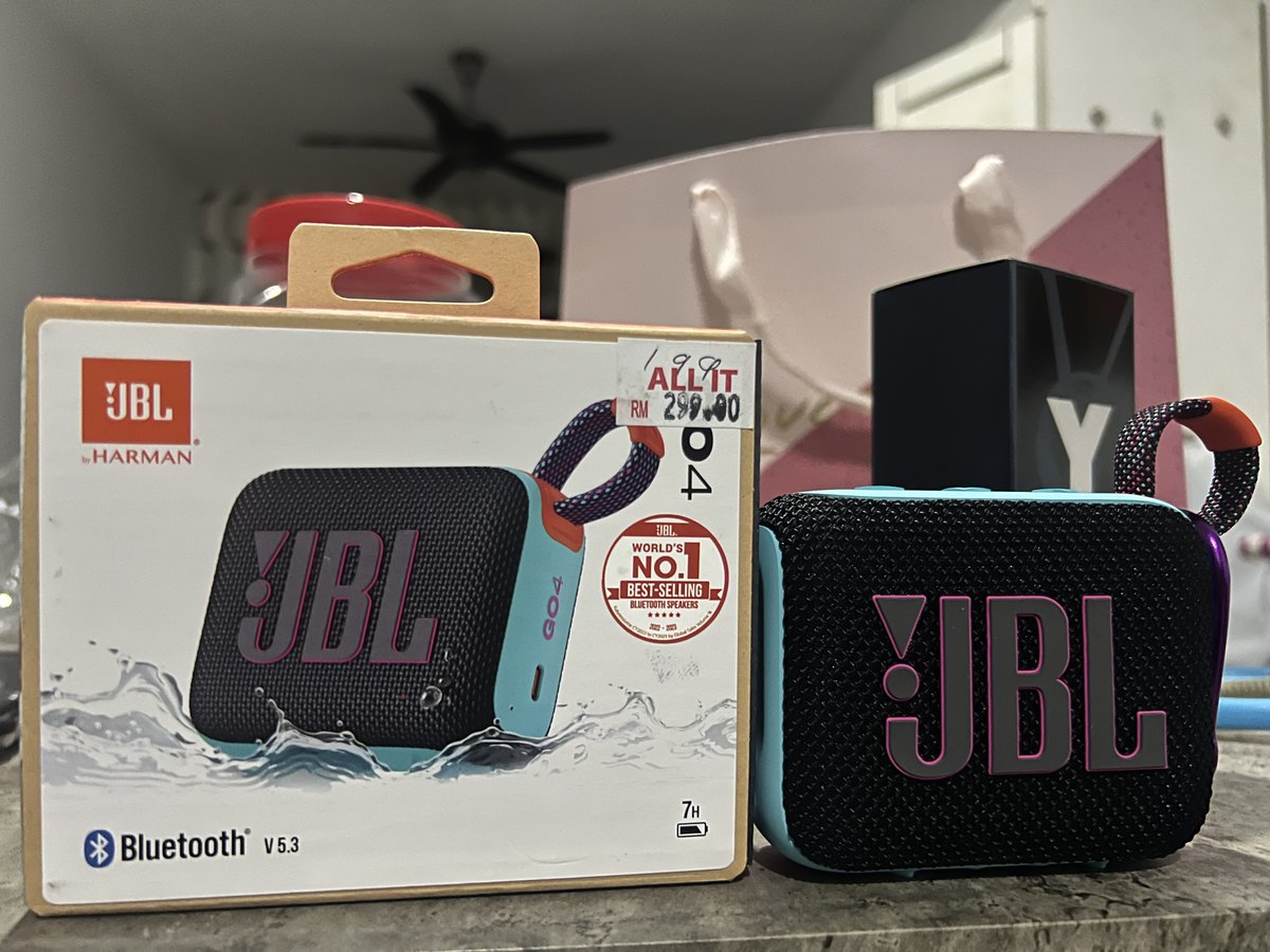 Jalan-II dlm mall nk cari hadiah utk org lain last-last terbeli hadiah utk diri sndiri sekali.. hahaha! 💸💸💸
Ada sales pulak barang yg kita dh lama aim ny, mmg ambil terus swipe je..