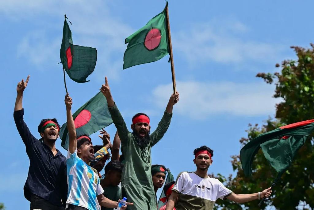 আগামীকাল নতুন ইতিহাস রচনা হতে যাচ্ছে Long March to Dhaka!
5 August, 2024!
সারাদেশের সবাইকে ৫ তারিখে ঢাকায় আহ্বান জানিয়েছে ছাত্র-জনতা।
জয় হোক ছাত্র -জনতার 
বিজয় তোমাদের হবেই 
ছাত্র-ছাত্রীরা তোমাদের সাথে
আগে ও ছিলাম এখনো আছি 
 🇧🇩🇧🇩🇧🇩🇧🇩🇧🇩🇧🇩
আমার সোনার বাংলা আমি তোমায় ভালোবাসি💖