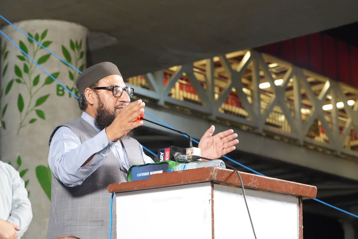 JIPOfficial's tweet photo. دھرنا دسواں دن- نائب امیر جماعت اسلامی پاکستان ڈاکٹر عطاءالرحمٰن شرکائے دھرنا سے مخاطب ہیں۔

#تنخواہ_دارکوجینےدو https://t.co/pspqgFSyRY