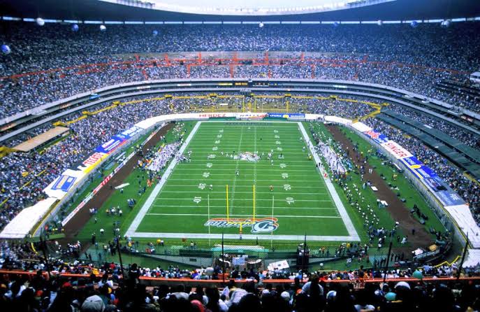 Csarmerc10's tweet photo. Un día como hoy pero en 1997 @losdolphins disputaron su único partido en México cuando derrotaron 38-19 a los Broncos en la cancha del Azteca. Siendo hasta hoy en día el partido con mayor asistencia en la historia de la franquicia (104,619).
📷: E.Azteca 
#DatosDolphins #Dolphins https://t.co/OJgU5rfL8x