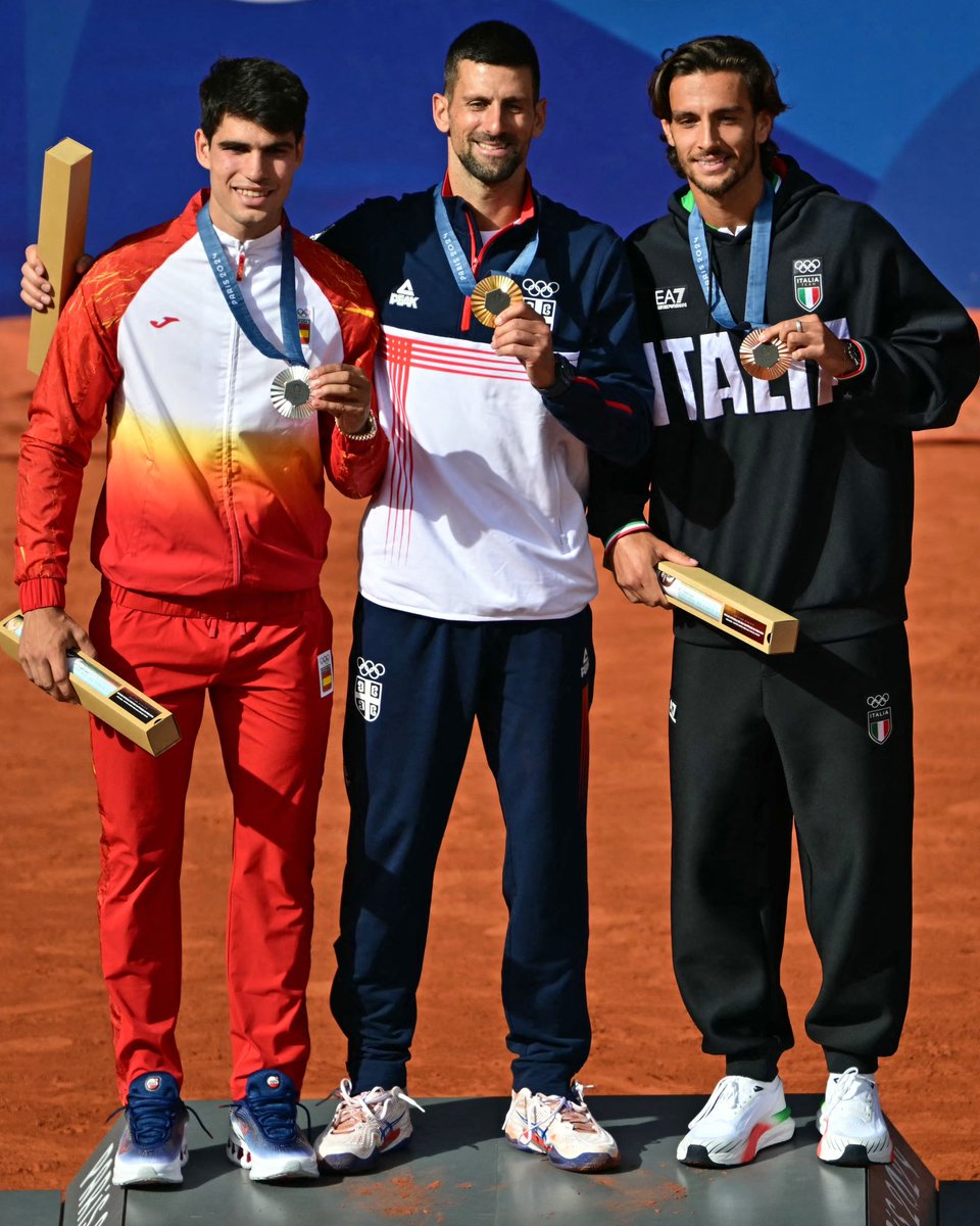 Carlos Alcaraz (@carlosalcaraz) on Twitter photo Me voy con una medalla de plata increíble ❤️ y con la cabeza alta después de una tremenda batalla hoy! Enhorabuena <a href="/DjokerNole/">Novak Djokovic</a> por ese oro que tanto has buscado 🤝🏻
📸 Getty Me voy con una medalla de plata increíble ❤️ y con la cabeza alta después de una tremenda batalla hoy! Enhorabuena <a href="/DjokerNole/">Novak Djokovic</a> por ese oro que tanto has buscado 🤝🏻
📸 Getty