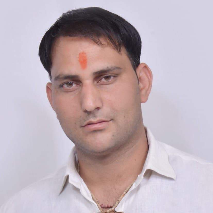 ocjain4's tweet image. दुःखद

सोनू सरपंच जी जिनको गौ रक्षा के दौरान गौ तस्करों ने गोली मार दी थी।

उनका इलाज चल रहा था,किंतु आज भाई जिंदगी की जंग हार गए

मेवात में कुछ दिन पहले गौ तस्करों ने इन्हें गोली मार दी थी

गौ माता भाई की आत्मा को अपने चरणों में स्थान दे 🙏