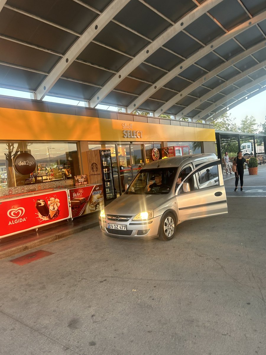 sabitergu's tweet photo. @Shell Marmaris’te 1.5 saat önce aldığım americano 50 liraydı Çine şahinler petrolde 70 lira! Neden böyle olduğunu sorduğumda bardak farkı dendi. Ama bardak aynıydı! Şikayetçiyim Soygun var! Shell bünyesinde insanları kandırıyorlar https://t.co/dU1foetBQ3