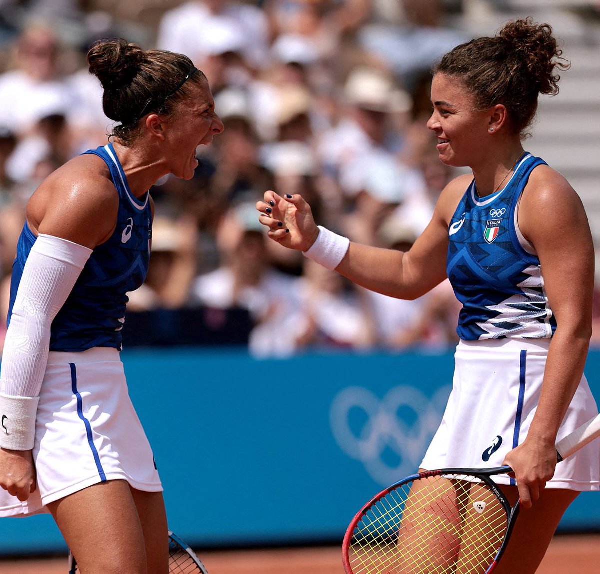TheTennisLetter's tweet photo. Jasmine Paolini &amp; Sara Errani become the first Italian players in history to win a gold medal at the Olympics. 

The only thing better than making history is doing it with your friend by your side. 

Italian women are TOUGH. 🥇🥇 

🇮🇹❤️ https://t.co/2dvqDFGtwW