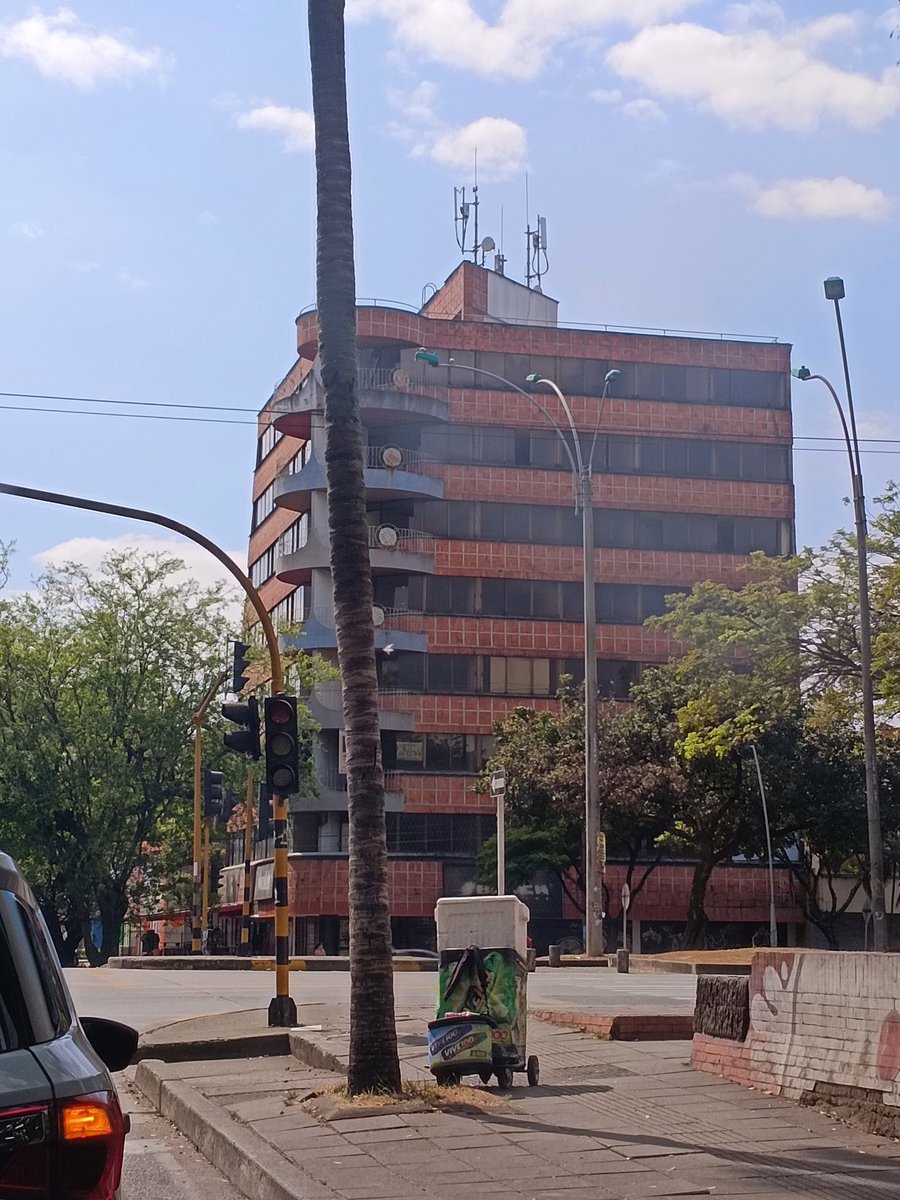 Este edificio está en manos de la SAE. Está abandonado en varias de sus propiedades, con una ubicación inigualable, donde se podría adecuar vivienda residencial o turística.

Esa esquina merece una recuperación integral, sabrosa, bonita, bacana, chévere.