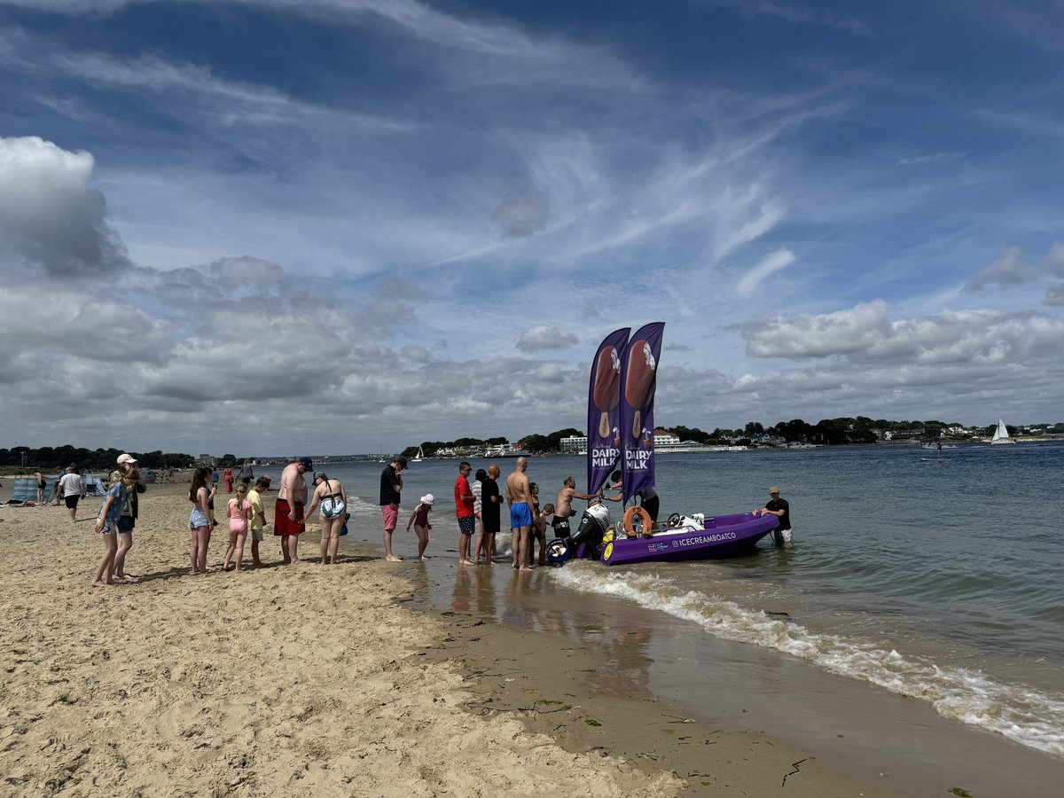 phil_layton's tweet photo. The #icecreamboatco doing a great trade at #shellbay today with prolonged hazy sun.

EGHH 041720Z 21010KT 9999 FEW027 SCT033 19/12 Q1015

West Cliff 19c Min 12c Max 22c https://t.co/btYCOwaL6e