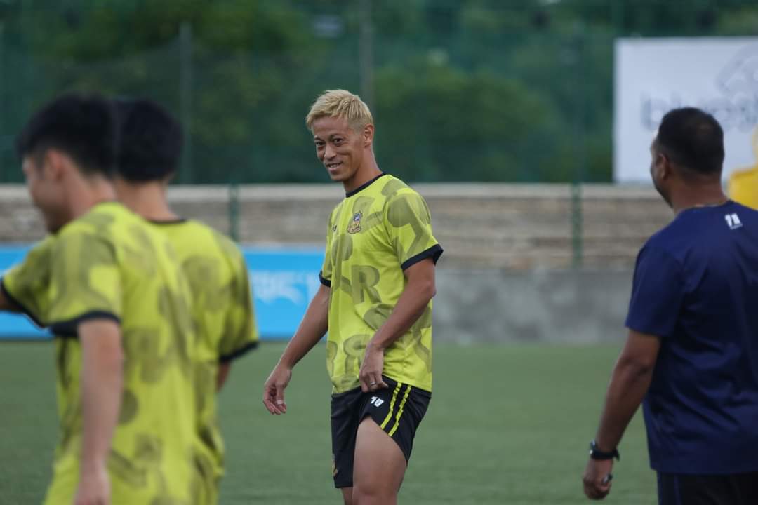 ¡LO MÁS RANDOM QUE VERÁS HOY! Primer entrenamiento de Keisuke Honda (<a href="/kskgroup2017/">Keisuke Honda</a>) con el Paro FC de Bután 🇧🇹