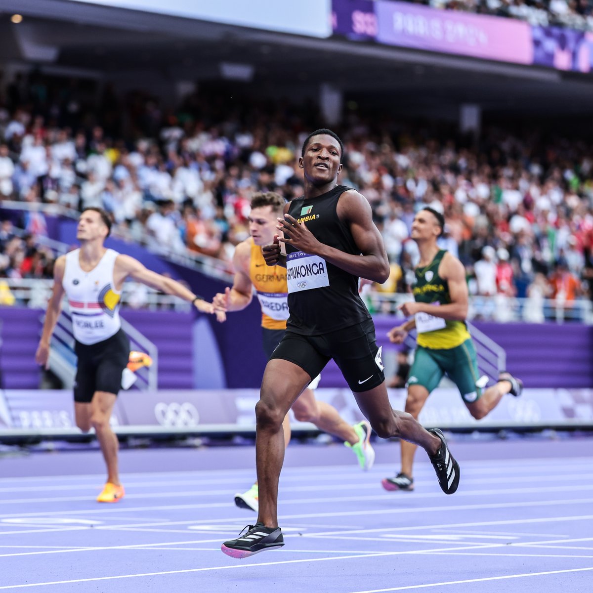 WorldAthletics's tweet image. In control 💪

🇿🇲's @MuzalaSamukonga clocks 44.56 as he advances easily to the 400m semi-finals. 

#Paris2024