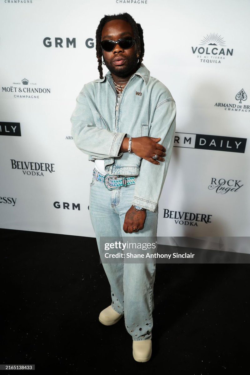 NSG's tweet photo. Came to the party just to show of my new outfit 💁🏾‍♂️ https://t.co/nCDfImj5nK
