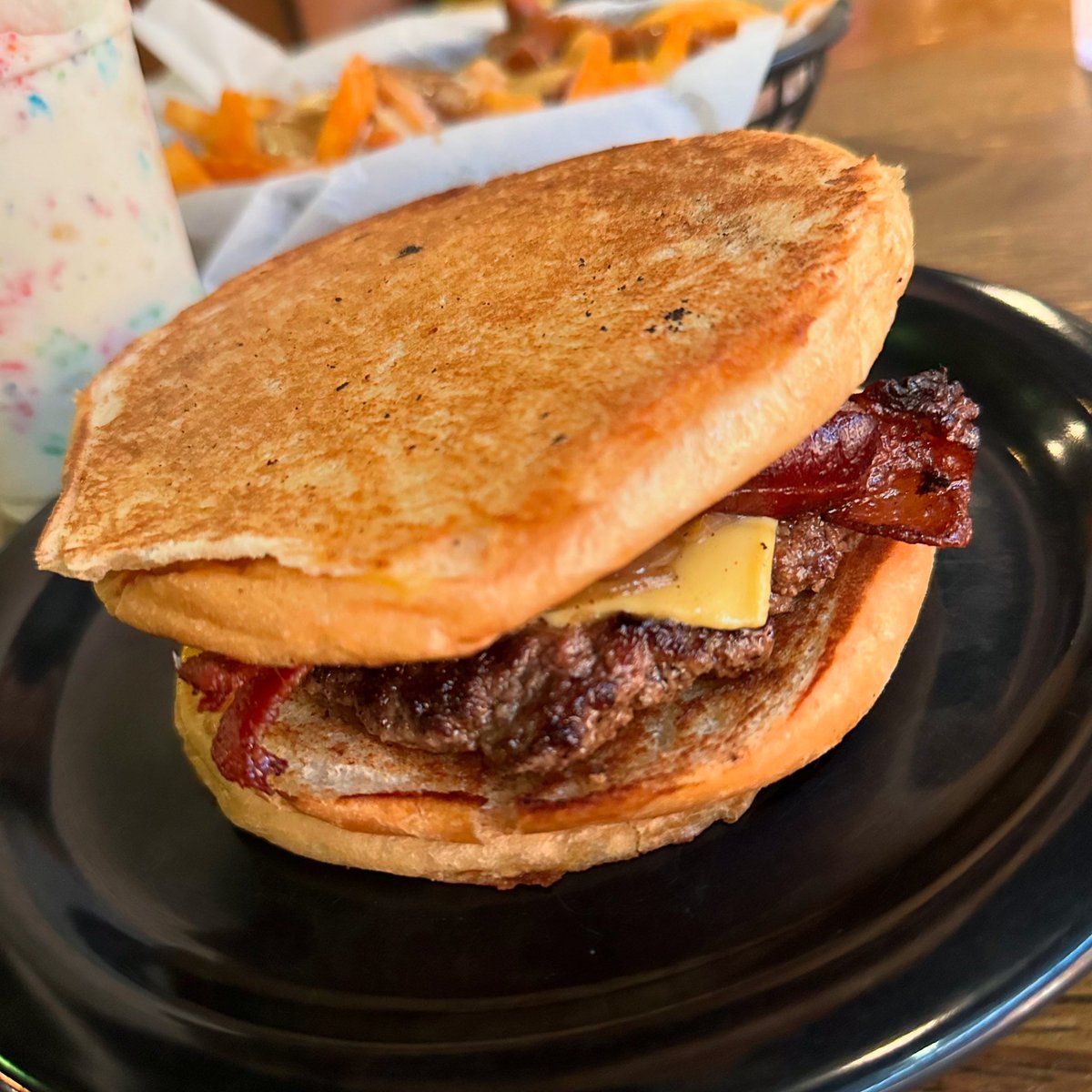 xbaxterx's tweet photo. Zombie Burger + Drink Lab 🧟♂️🍔🥤#goodeats #xfoodfightx #food #foodie #foodphotography #instafood #yummy #delish #zombie #walkingdead #burger #zombieburger #roadxtrip #desmoines #iowa https://t.co/vUHzf8Go53