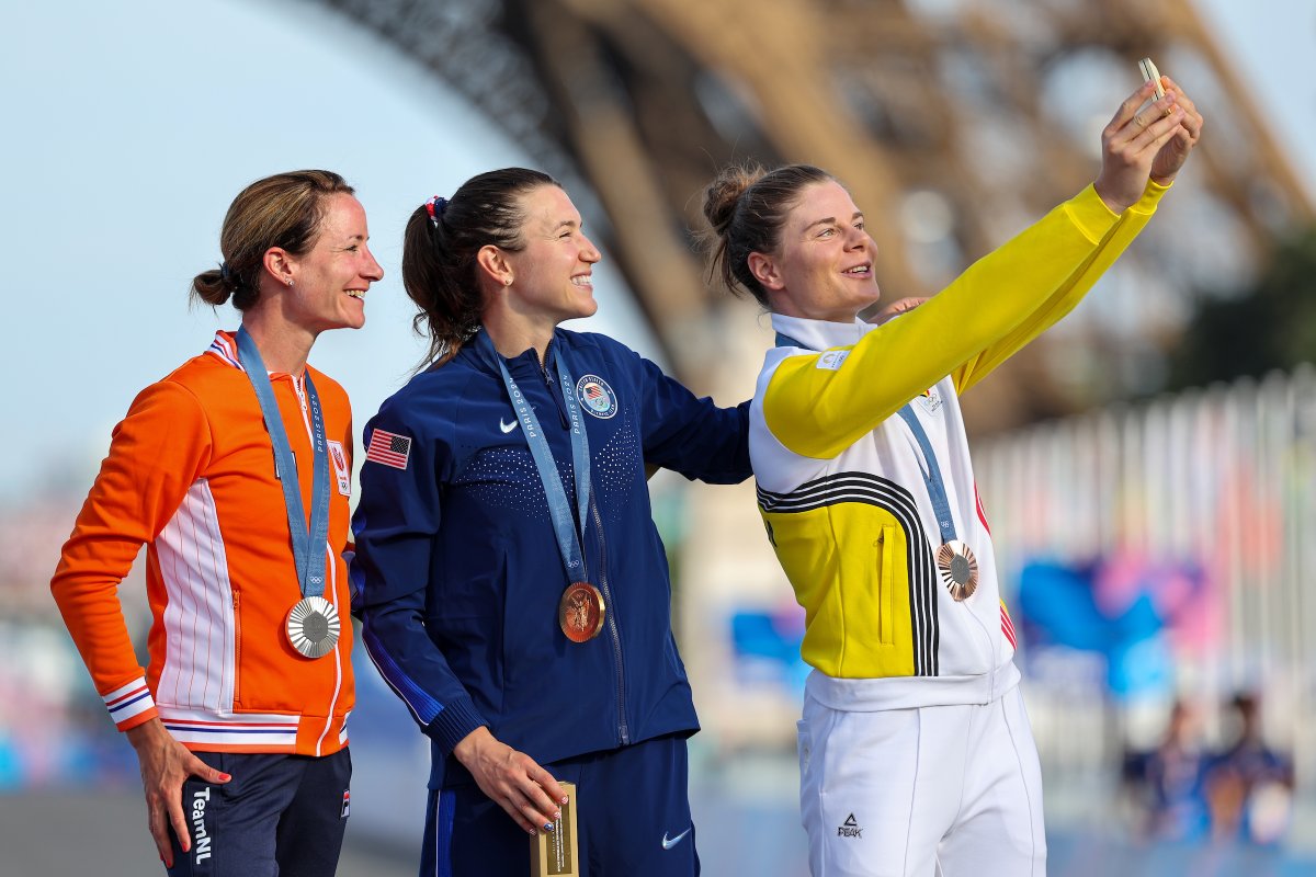 UCI_cycling's tweet photo. Incredible race ➡️ Fantastic podium 🤩

Kirsten Faulkner 🇺🇸🥇, Marianne Vos 🇳🇱🥈 and Lotte Kopecky 🇧🇪🥉 are your top three from the women's road race at the @Olympics 🙌

#Cycling #CyclingRoad #Paris2024 https://t.co/OTBuBCM0m1