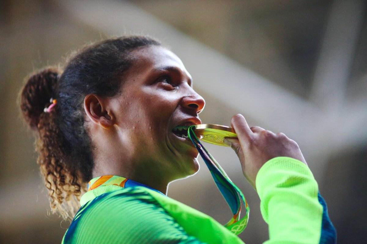 CR7Brasil's tweet image. “Antes as pessoas subiam o vidro do carro pensando que eu ia assaltar, hoje eles abaixam o vidro pra tirar foto”

🗣️| Rafaela Silva