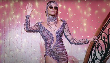 Uma mistura de Maíra Cardi e Beyoncé. Assim Camila Pitanga define a influencer que interpretará na novela #BelezaFatal. O folhetim está previsto para estrear em janeiro, na plataforma Max. Inspirada nas irmãs Kardashian, Lola é uma vilã mau caráter e assassina. É dona de uma