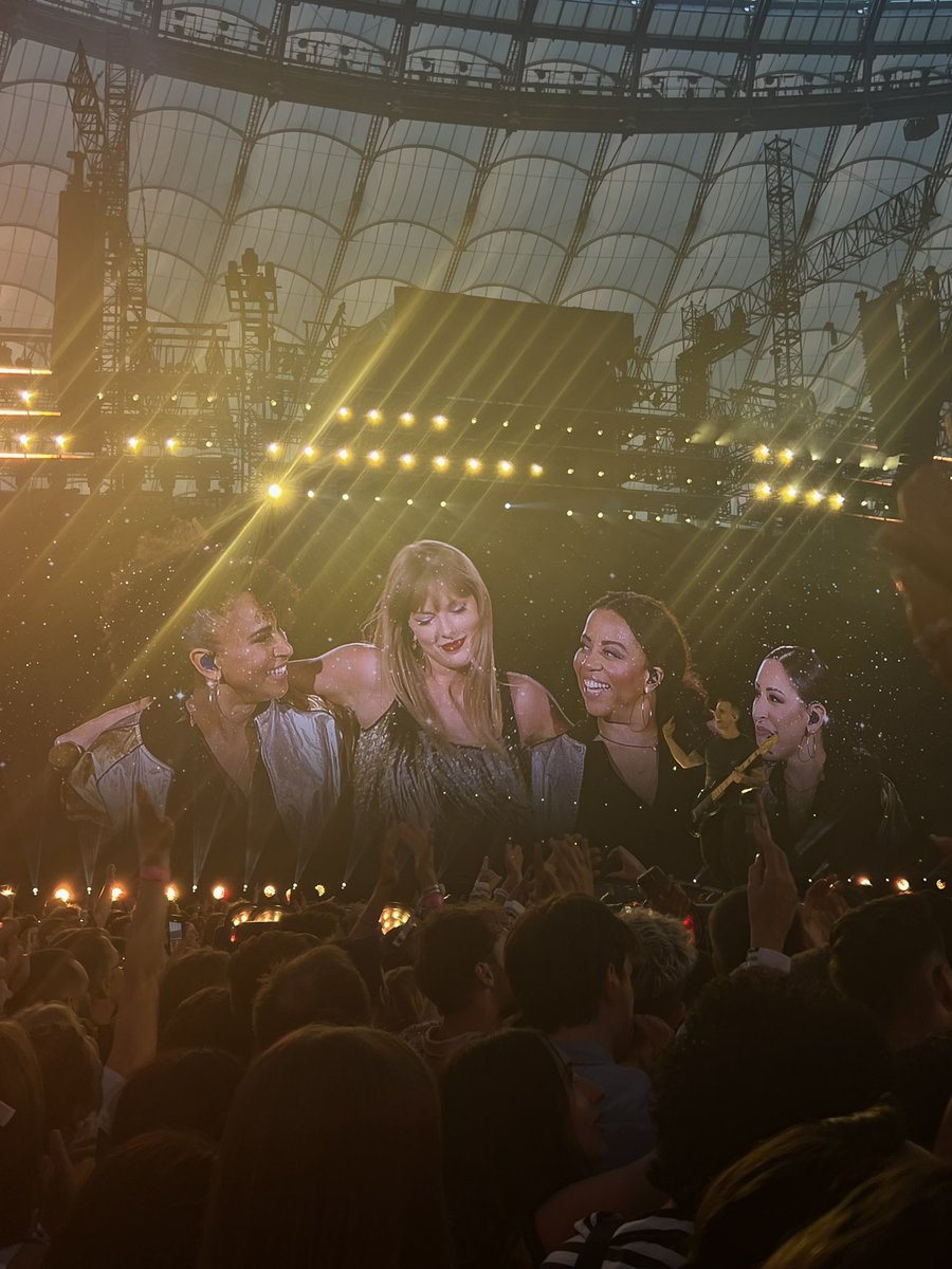 mstaregaa's tweet photo. @TSwiftNewsPL @taylornation13 https://t.co/CCbHu0m9IP