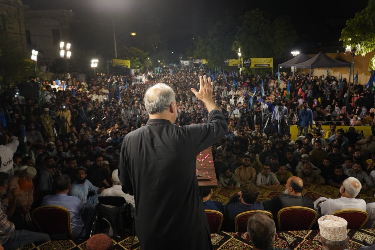 JIPOfficial's tweet photo. دھرنا دسواں دن- امیر جماعت اسلامی پاکستان حافظ نعیم الرحمٰن کراچی سے شرکائے دھرنا سے خطاب کر رہے ہیں، کراچی اور راولپنڈی دونوں جگہ بیک وقت دھرنا دیا جا رہا ہے۔

#تنخواہ_دارکوجینےدو https://t.co/ntXGBRhbkh