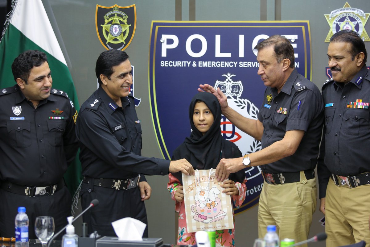 ssusindhpolice's tweet photo. On the occasion of Police Martyrs' Day, the Special Security Unit (SSU) headquarters hosted a special gathering to honor the families of martyrs from the security division.
#PoliceMartyrsDay #YoumEshuhada #MartyrsDay #Shaheed #4thAugust #Karachi #Police #SindhPolice #SSU https://t.co/3ZHvNeJrWb