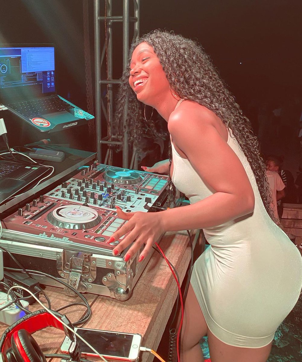 Labella_Mafia95's tweet photo. Kuna umafia DJ Sinyoria alikuwa anaufanya pale kwenye Simba day ninalazimika kupost ili kutoa appreciation zangu kwake....Kama wewe ni Simba dam dam, more like and share for her. https://t.co/IMtnxs27me