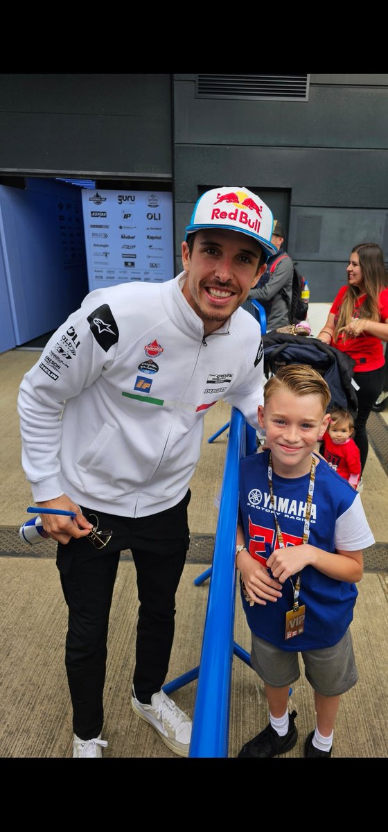 SimonWarren3's tweet image. Massive thank you to Marc, Alex &amp;amp; Frankie for taking time out of your busy schedule to have a photo with Jack, my MotoGP super fan son. Also thanks Marc for signing his Repsol hat.