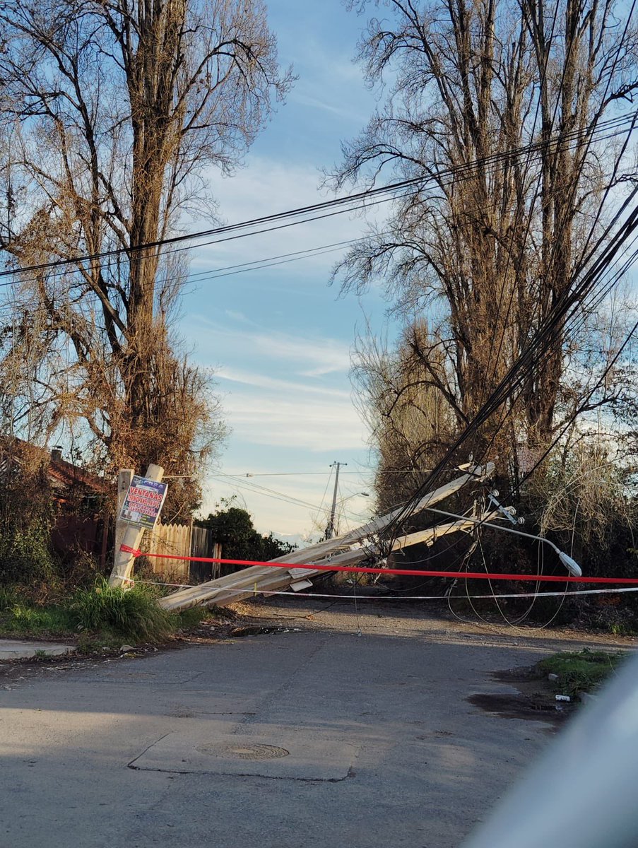 Cybelinky's tweet photo. Y aún nada ni luces de nadie llevamos más de 60 horas sin suministro Sector Portales de Santa Ana #Maipú hasta cuando hay que esperar ? @Muni_Maipu @Enel_Informa_CL @EnelChile @TomasVodanovic  los postes están tal cómo los ven desde el dia 1 del temporal @SEC_cl https://t.co/nMDibRErzp