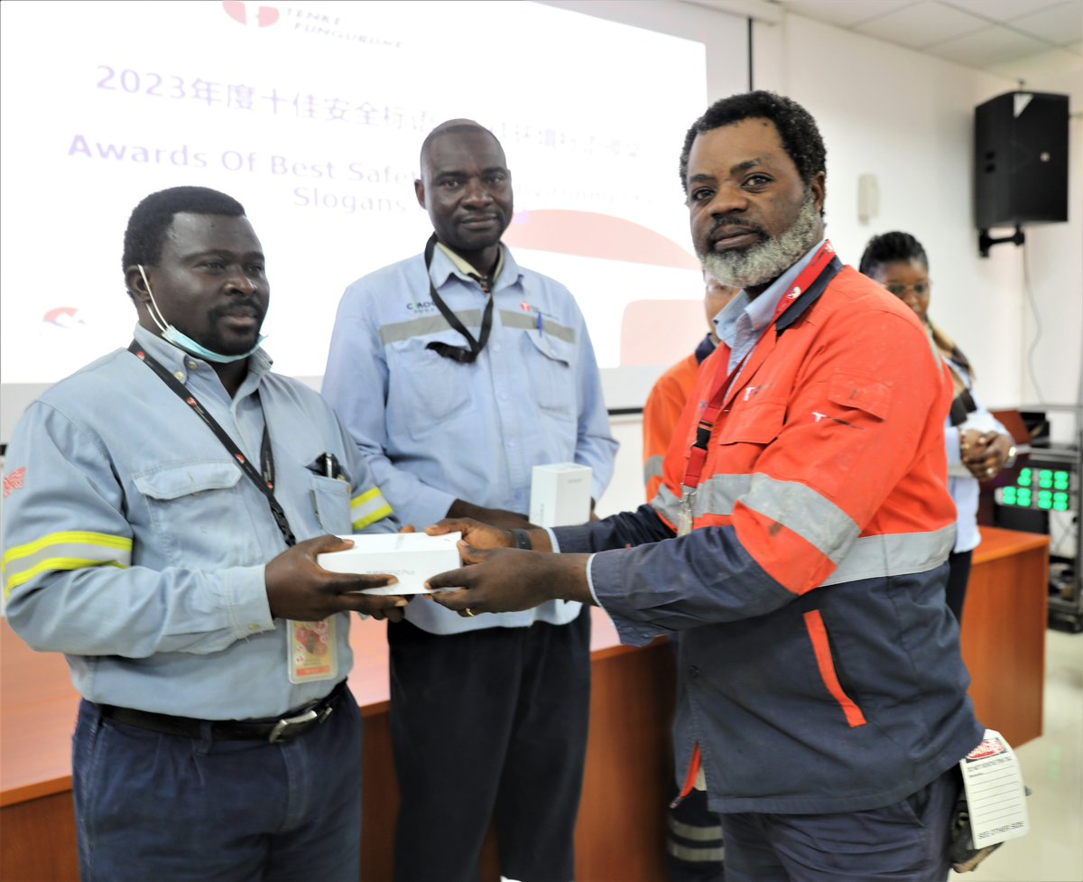 Officiel_TFM's tweet image. Les #lauréats des meilleurs #slogans Safety et Environnement pour l'année 2023 primés par la Direction générale de #TFM ce vendredi 02/08/2024 dans les bureaux administratifs 10k. Au total, 20 employés ont reçu leurs prix.