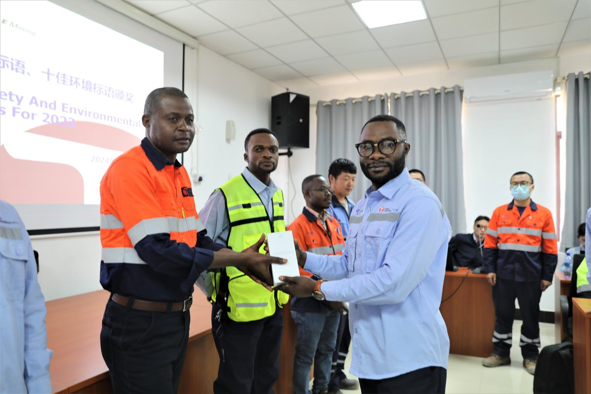 Officiel_TFM's tweet image. Les #lauréats des meilleurs #slogans Safety et Environnement pour l'année 2023 primés par la Direction générale de #TFM ce vendredi 02/08/2024 dans les bureaux administratifs 10k. Au total, 20 employés ont reçu leurs prix.