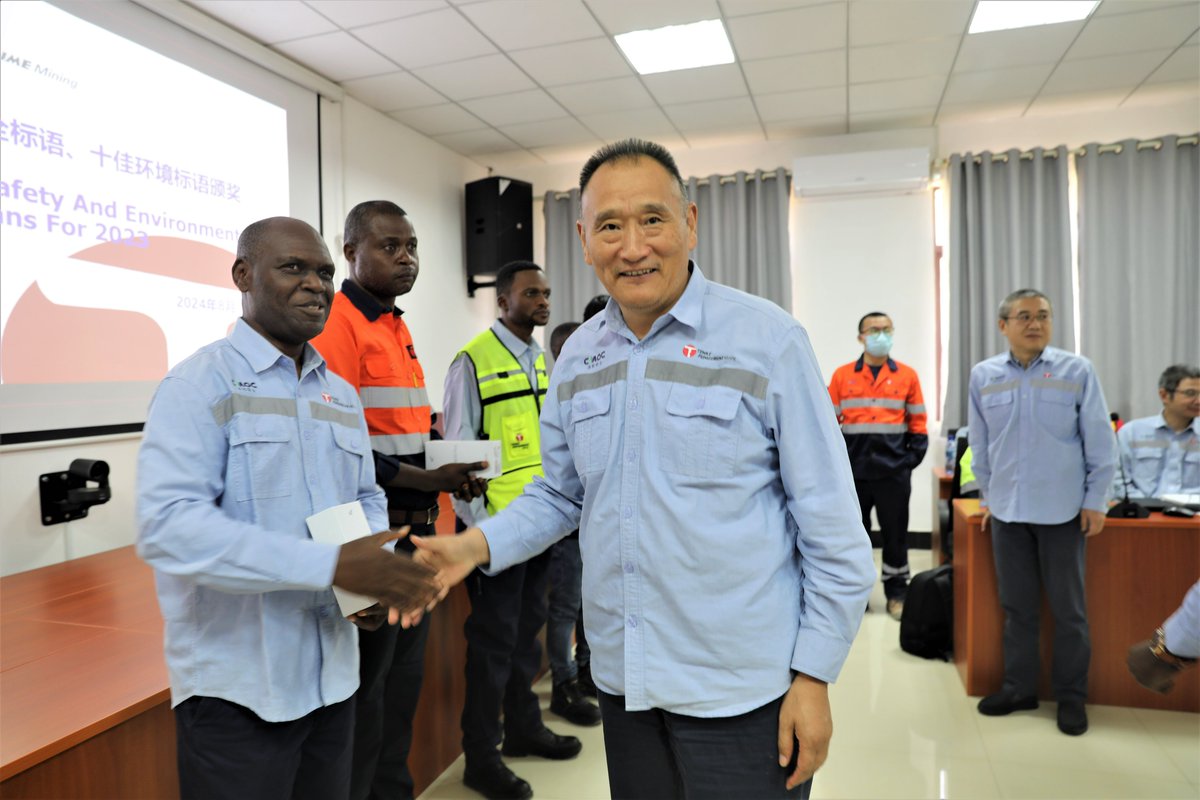 Officiel_TFM's tweet image. Les #lauréats des meilleurs #slogans Safety et Environnement pour l'année 2023 primés par la Direction générale de #TFM ce vendredi 02/08/2024 dans les bureaux administratifs 10k. Au total, 20 employés ont reçu leurs prix.