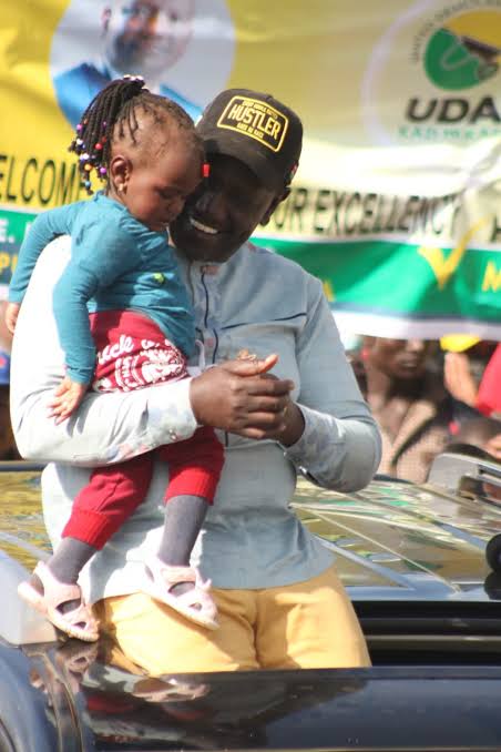 Kibet_bull's tweet image. The child was literally scared of the hands. She knew it could stranglee her anytime.

#RutoMustGo