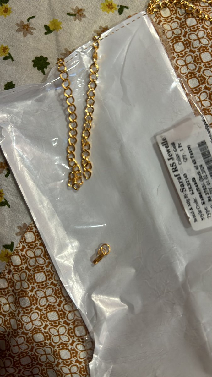 RabiaRahim7's tweet photo. @myntra I have had issues with two of my orders with no resolution. I had raised a complaint that @sarafrsjewellery order that I received is broken. But I am being refused my refund for no reason. Order ID is  # 1273387 52248612677601. https://t.co/xeC6RwimZK