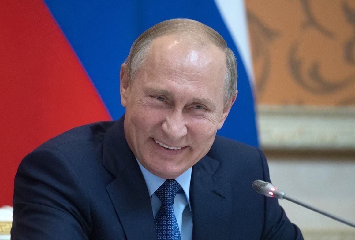 Надо быть очень умным президентом, чтобы превратить многомиллиардные доходы от продажи нефти и газа в пенсии по семнадцать тысяч рублей в месяц. Надо быть очень честным президентом, чтобы посылать своих солдат на смерть в соседнюю страну, а затем тайно уничтожать тела убитых и