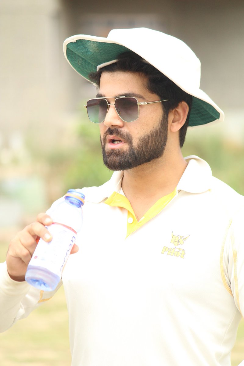 BasharatRehan1's tweet photo. Behind you skipper. @kaeshurr1 https://t.co/NBFe6AM2Jj