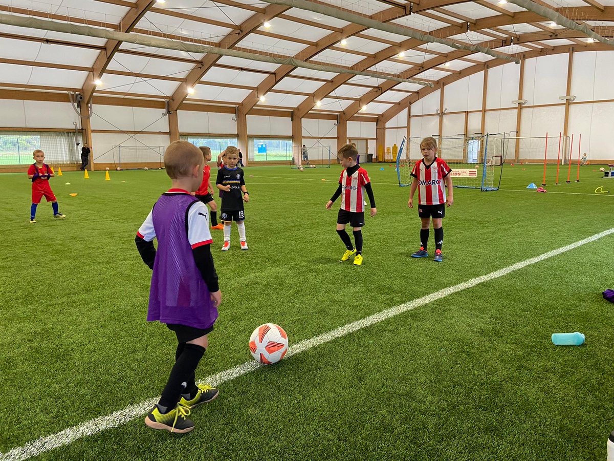 KSCracoviaSA's tweet photo. Dobra zabawa w piłkarskim stylu - tak wyglądają otwarte nabory do @AkademiaKSC i Cracovia Kids 🤩

Wciąż możecie do nas dołączyć! Już 17 sierpnia widzimy się na obiektach Pasów przy ulicy Wielickiej 101 📅

Zapisy 👉 https://t.co/VjDfW1jmz6 https://t.co/AakEB37cOM