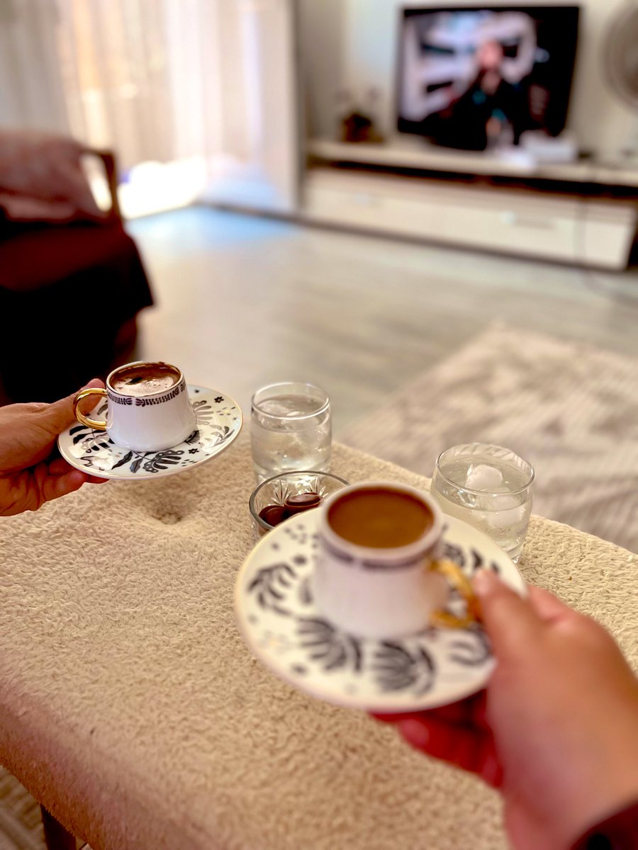 Karasu da tanışıldı. Tanıştırılan kişilerle görüşülmüyor .. bu kahvelerle ne sohbetler edilir hayal edin 🙊 <a href="/kymtaslnn/">Kıymet ASLAN</a>