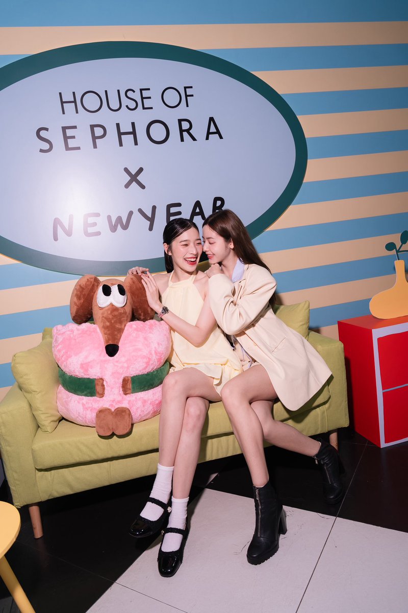 chanyaduval's tweet photo. FALL BEAUTY UPDATE 2024 ที่ 💄𝐇𝐨𝐮𝐬𝐞 𝐨𝐟 𝐒𝐞𝐩𝐡𝐨𝐫𝐚 𝐅𝐚𝐥𝐥 𝟐𝟎𝟐𝟒 ครั้งนี้มีเซอร์ไพรส์ เพราะเค้าพาน้อง🐶 Wednesday น้องหมาดัชชุนสุดคิวท์ ผลงานศิลปินคุณ🎨 @newyear6
#HouseofSephoraTH #HOSTHFall24 #HOSTHxNewyear #chanyaduval https://t.co/UtHdPjZzSQ