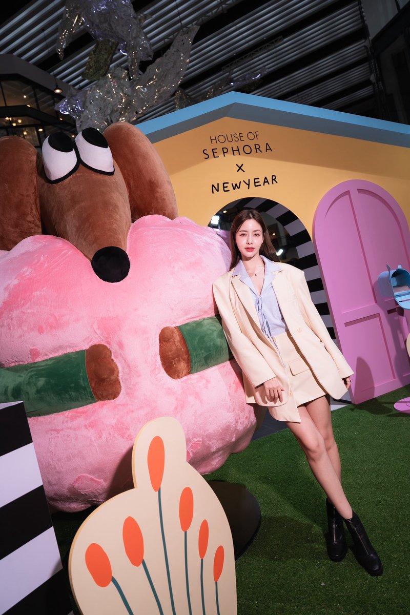 chanyaduval's tweet photo. FALL BEAUTY UPDATE 2024 ที่ 💄𝐇𝐨𝐮𝐬𝐞 𝐨𝐟 𝐒𝐞𝐩𝐡𝐨𝐫𝐚 𝐅𝐚𝐥𝐥 𝟐𝟎𝟐𝟒 ครั้งนี้มีเซอร์ไพรส์ เพราะเค้าพาน้อง🐶 Wednesday น้องหมาดัชชุนสุดคิวท์ ผลงานศิลปินคุณ🎨 @newyear6
#HouseofSephoraTH #HOSTHFall24 #HOSTHxNewyear #chanyaduval https://t.co/UtHdPjZzSQ