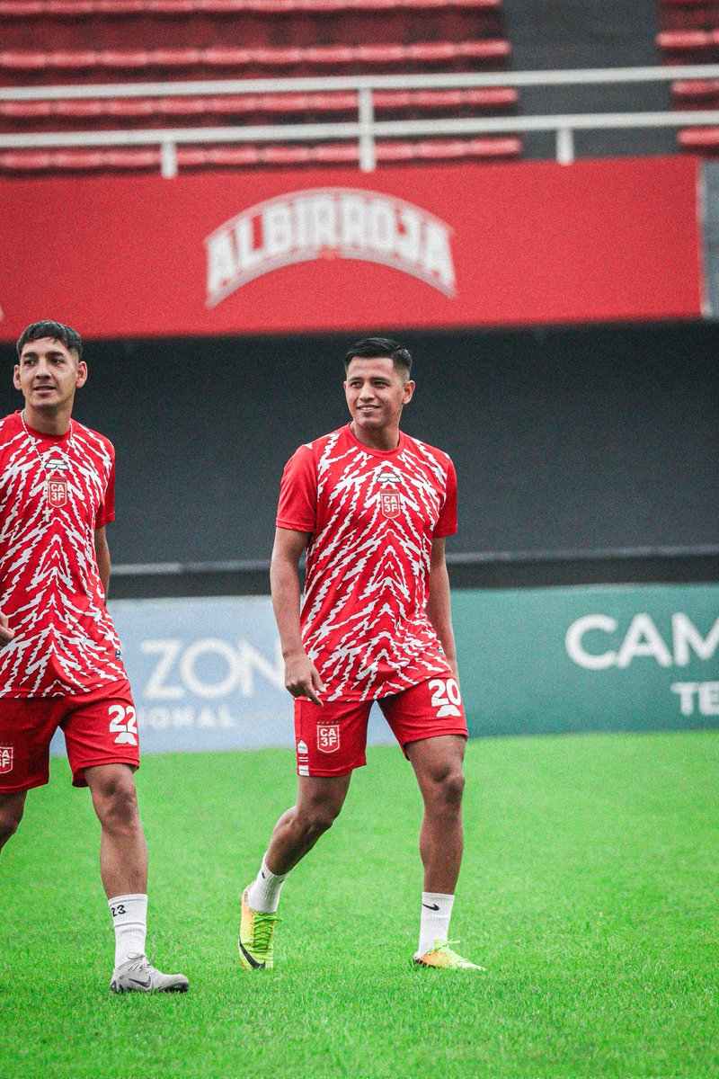 ca3f1970's tweet photo. 🔜 Entrada en calor previo a nuestro encuentro ante @guaireñafc

🔥📸

#vamosrojo🔴 https://t.co/BnmlCnFZjT