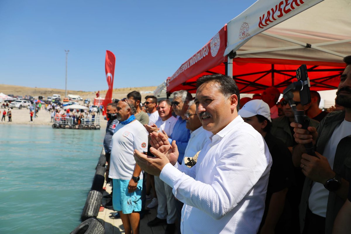 Valimiz Sayın Gökmen Çiçek, Eşi Sümeyra Çiçek, B.Ş.B. Başkanı Memduh Büyükkılıç, Kocasinan Kaymakamı İlhan Abay,Kocasinan Bld. Başkanı Ahmet Çolakbayrakdar’ın katılımlarıyla Valiliğimiz ve Kocasinan Belediyesi iş birliği ile yapılan Kayseri Su Sporları Merkezi’nin açılışı yapıldı